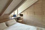 kleines Schlafzimmer: Dachschräge mit eingebautem Schrank