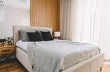 Kleines Schlafzimmer: Bett mit Spiegelhintergrund und unauffällige Deckenleuchte