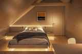 Kleines Schlafzimmer: Bett mit indirekter Beleuchtung