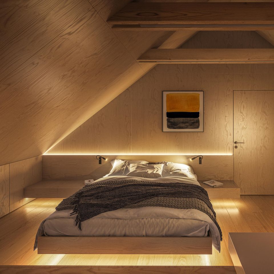 Kleines Schlafzimmer: Bett mit indirekter Beleuchtung