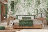 Kleines Schlafzimmer: Bett, Pflanzentapete und Hängepflanzen in Grüntönen
