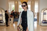 Alessandra Ambrosio mag es auch abseits des Red Carpets elegant. In Cannes trägt sie auch am Tag High Heels und Blazer. Nur die Basttasche gibt dem Business-Look ein bisschen Urlaubs-Flair. 