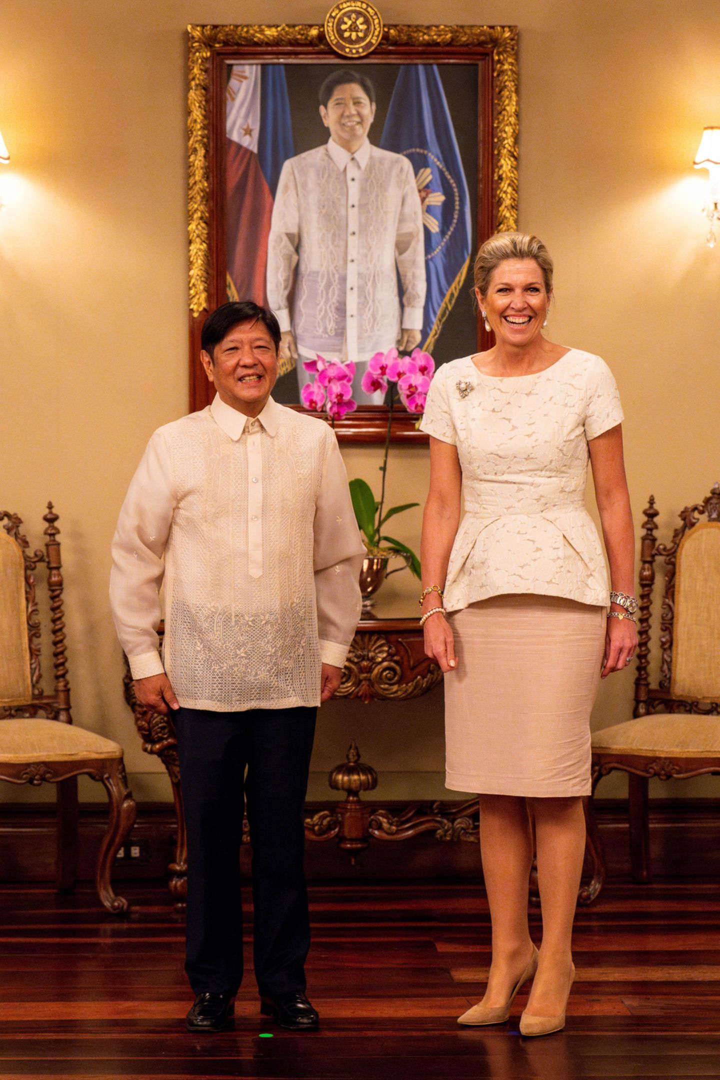 Königin Máxima zeigt bei ihrem Treffen mit dem philippinischen Präsidenten Ferdinand Marcos Jr. mal wieder, dass sie ein echtes Stil-Ass ist. Ihr cremefarbenes Schößchenoberteil mit zartem Blumenmuster lässt ihre blonden Haare geradezu engelsgleich strahlen. Das Outfit der Monarchin, sowohl schlicht als auch elegant, stimmt perfekt mit dem traditionellen Gewand des Präsidenten überein. Ein gekonnter Mix aus Diplomatie und modischem Fingerspitzengefühl!