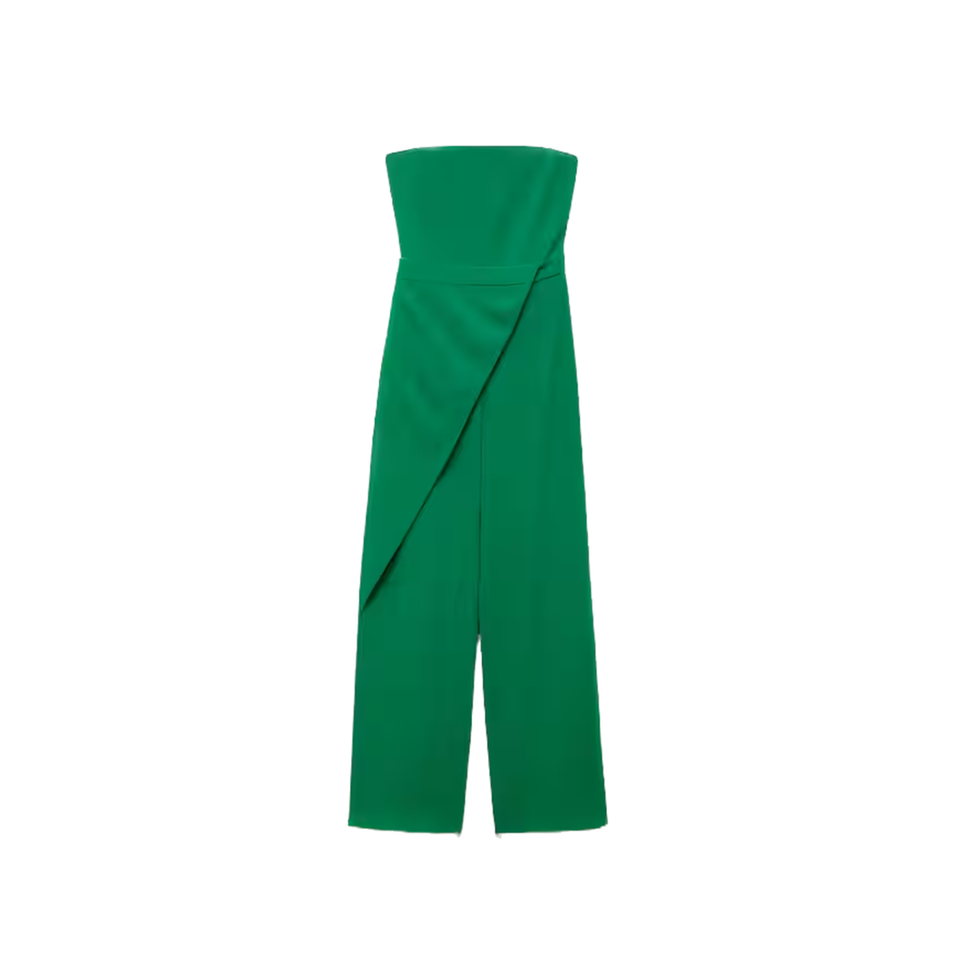 Der smaragdgrüne, trägerlose Jumpsuit setzt die Schultern schön in Szene, während der asymmetrische Schnitt für eine schöne Silhouette sorgt. Tipp: Besonders toll sieht der Einteiler zu silbernen Pumps und Schmuck aus. Von Mango für etwa 70 Euro 