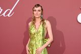 Diane Kruger scheint einem Elfenwald entsprungen und sofort nach Cannes entwischt zu sein. Die Schauspielerin begeistert ein einem besonderen Crinkle-Dress in lindgrün von Prada und setzt bei den Frisur auf futuristische Wasserwelle. Ihr Schmuck ist von Chopard.