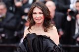 Die Fans von Iris Berben lieben sie für ihren stets natürlichen Look, der durch ihre braune Mähne, die sie gelegentlich mit helleren Highlights versieht, unterstützt wird. Auf dem Red Carpet des Cannes Filmfestivals zeigt sich die Schauspielerin nun jedoch ganz verändert.