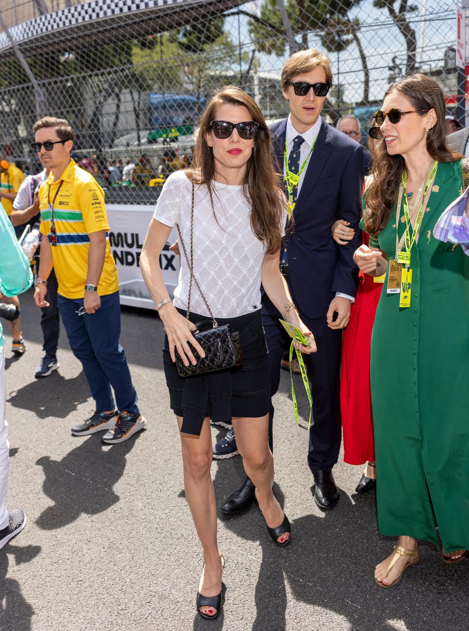 Luxus, aber sportlich! Charlotte Casiraghi zeigt sich beim Formel-1-Grand-Prix in Monaco von Kopf bis Fuß in – was auch sonst – Chanel. Der Shirt-Minirock-Look stammt aus der aktuellen Prêt-à-Porter-Kollektion des Pariser Modehauses, ebenso wie die Tasche, die Schuhe und die Sonnenbrille.