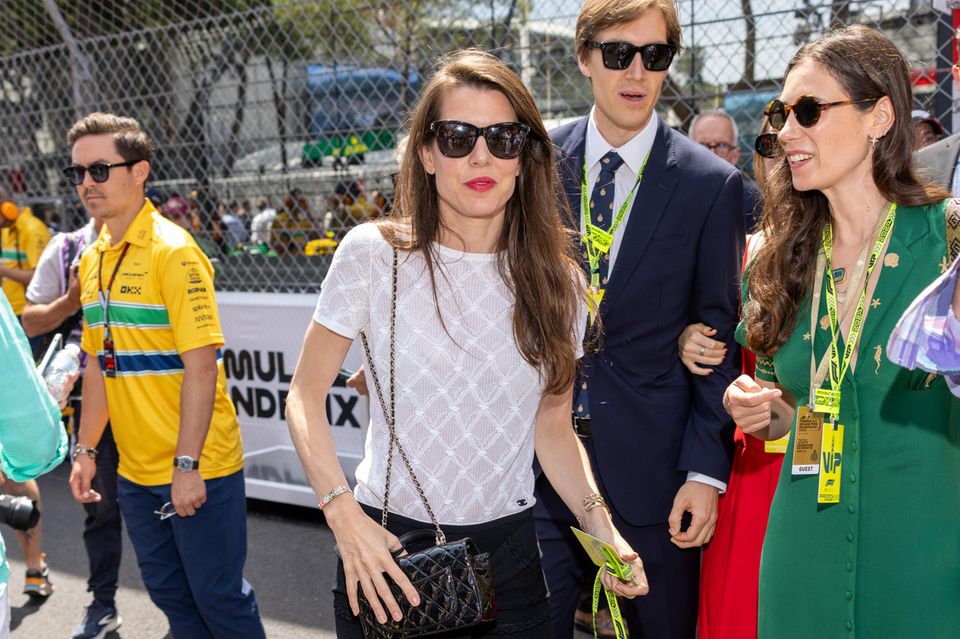 Luxus, aber sportlich! Charlotte Casiraghi zeigt sich beim Formel-1-Grand-Prix in Monaco von Kopf bis Fuß in – was auch sonst – Chanel. Der Shirt-Minirock-Look stammt aus der aktuellen Prêt-à-Porter-Kollektion des Pariser Modehauses, ebenso wie die Tasche, die Schuhe und die Sonnenbrille.
