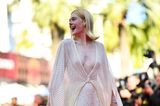 Elle Fanning ist bekannt für ihre feenhaften Glamour-Looks, der fließende Cape-Look mit Gänseblümchen-Optik von Gucci ist hier bei der Abschlussfeier in Cannes keine Ausnahme.
