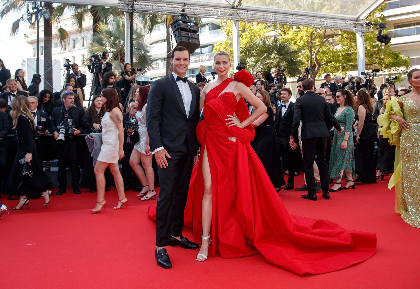 Wincent Weiss und Lena Gercke zeigen sich gemeinsam auf dem roten Teppich bei der Abschlusszeremonie der 77. Internationalen Filmfestspiele in Cannes. Auch wenn das Topmodel im Couture-Kleid von Ziad Nakad der größere Blickfang ist, macht auch der Musiker im Smoking was her.