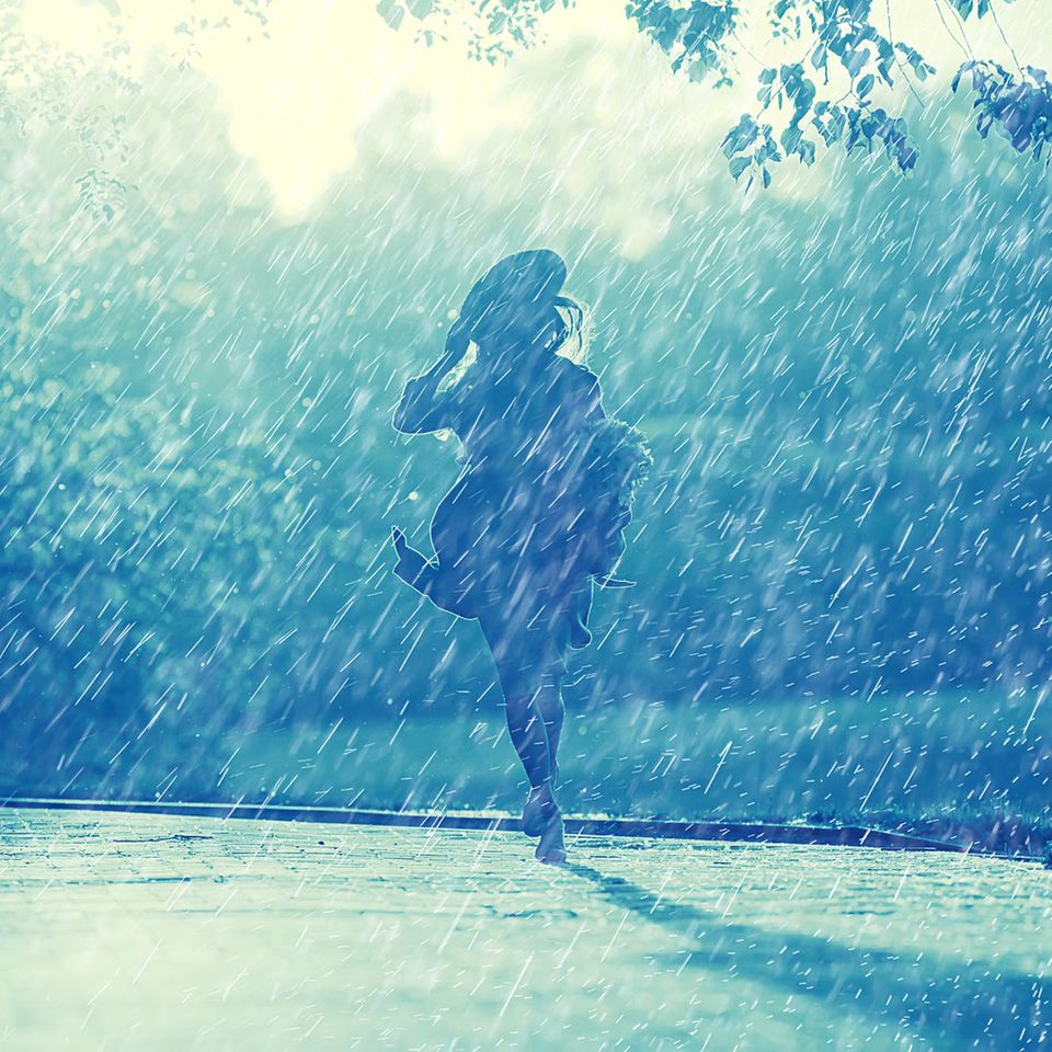 Psychologie: Eine Frau im Regen