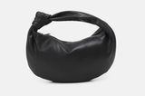 Passt durch das schwarze Design wirklich zu jedem Look, dabei wirkt der Knoten modern und fast ein wenig derbe. Die kleine Bag besteht aus Kunstleder und ist für etwa 25 Euro über Even&Odd erhältlich. 