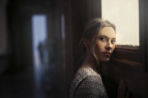 Psychologie: Eine Frau in einem Raum am Fenster