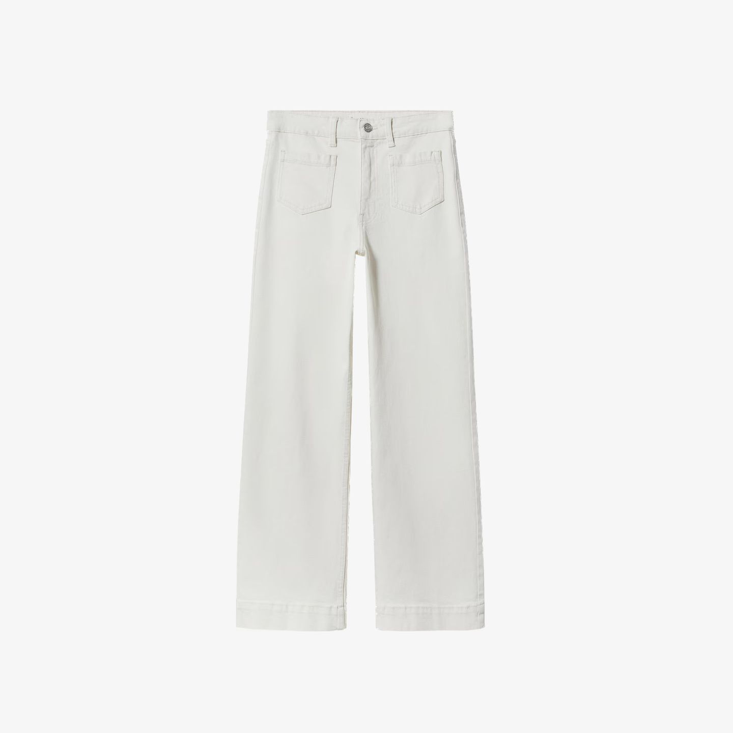 Diese Flared Jeans verfügt, genau wie die Hose am Model in Paris, über präsente Fronttaschen und Ton-in-Ton-Nähte. Der knöchelfreie Schnitt wirkt schön elegant und lässt auch etwas Luft ans Bein. Über Mango kostet sie etwa 48 Euro.