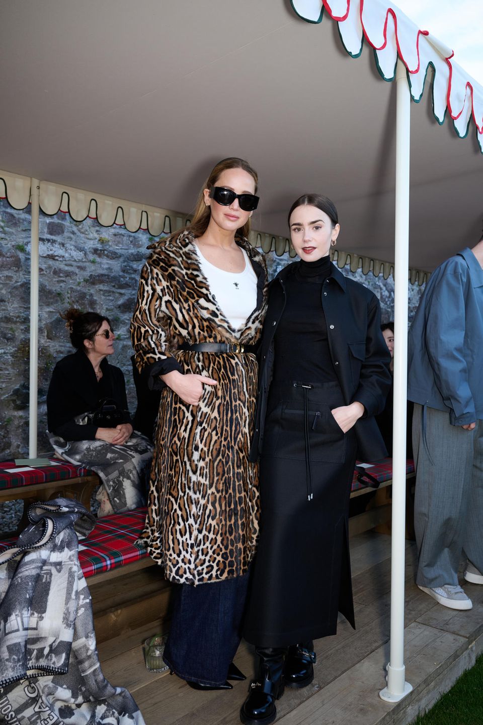 Noch eine, die den Leo-Trend liebt und lebt. Bei Dior wirft sich Jennifer Lawrence neben Lily Collins einen Mantel im angesagten Design über und hebt ihn mit einem dünnen Taillengürtel auf die nächste Stufe der Extravaganz. Beim Basis-Look bleibt sie recht schlicht und liefert die perfekte Vorlage zum Upgraden: Jeans und Top. 