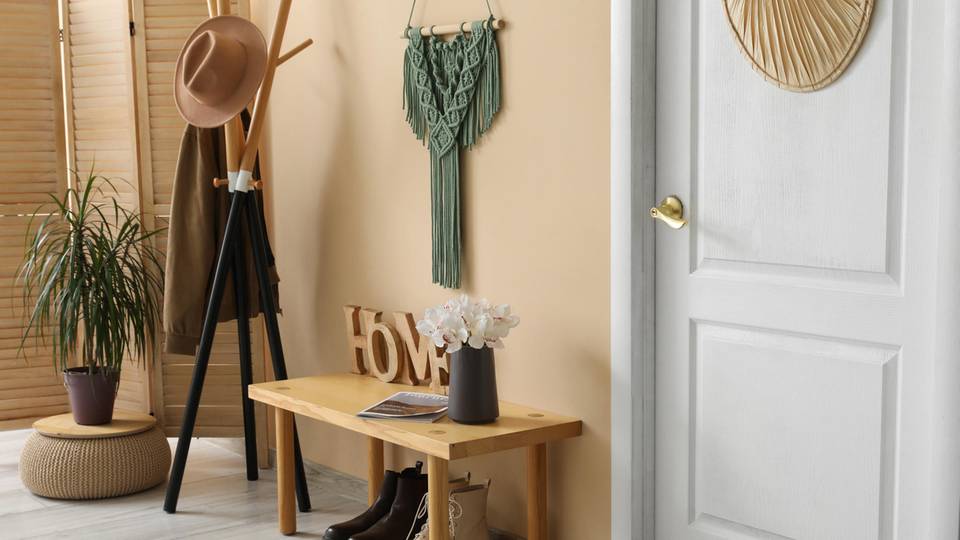 Flur dekorieren: Garderobeständer und Sitzbank aus Holz