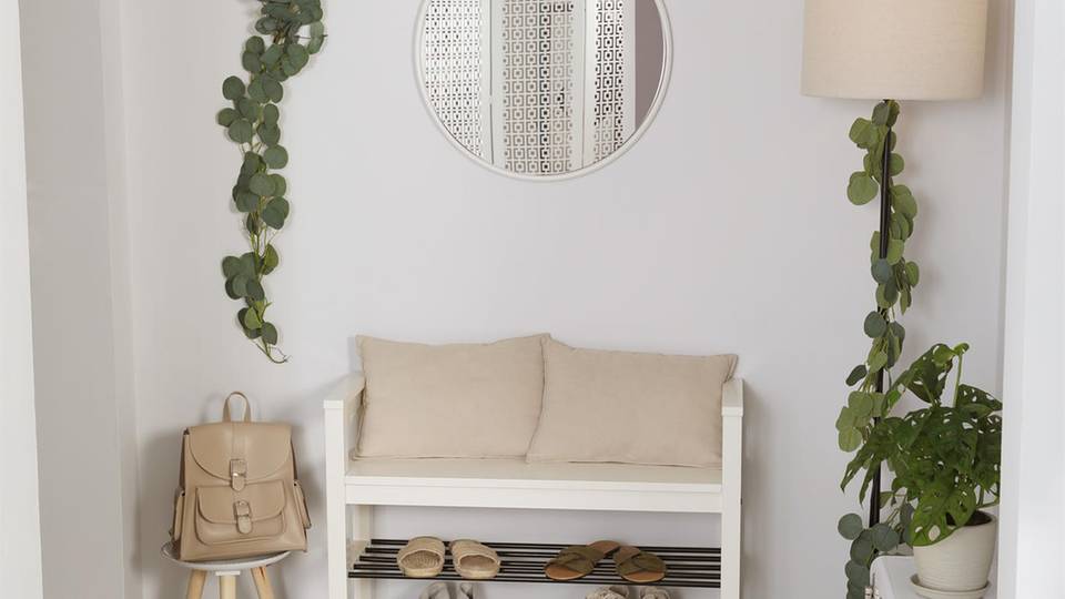 Flur dekorieren: Sitzbank, Spiegel, Lampe und Pflanzendeko an der Wand