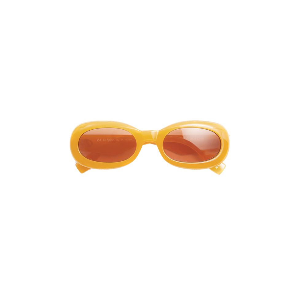 Die "Outta Trash"-Sonnenbrille wurde so konzipiert, dass sie sich allen Gesichtsformen und -größen anpasst. Super: Das It-Piece in Gelb besteht aus recyceltem PET-Kunststoff. Bruchsicheres und kratzfestes Polycarbonat sichert den Durchblick. Über &other Stories von Le Specs, kostet etwa 89 Euro. Linda, Mode- und Beauty-Redakteurin