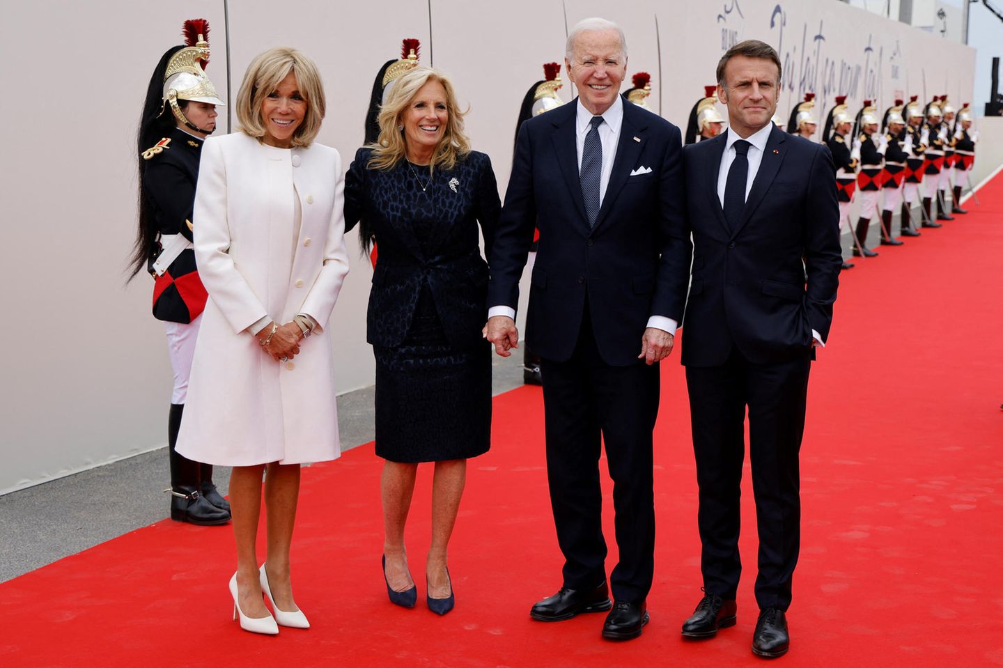 Joe und Jill Biden sind gerade auf Staatsbesuch in Frankreich und zeigen sich gemeinsam mit dem französischen Präsidenten Emmanuel Macron und dessen Ehefrau Brigitte. Modisch treten Brigitte und Jill harmonisch auf, wie so oft, wenn sie sich begegnen. Beide entscheiden sich für monochrome Ton-in-Ton-Looks mit passenden Pumps.