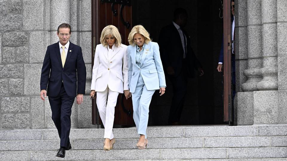 Brigitte Macron und Jill Biden beim Besuch des "Brittany American Cemetery" in 