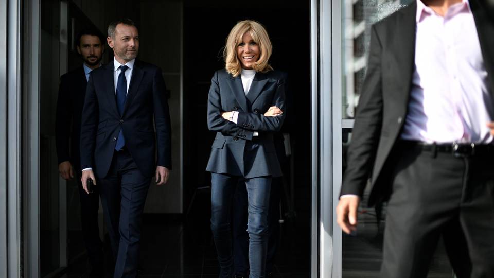 Brigitte Macron im September 2019: Zum Blazer kombiniert sie lässige Jeans und hohe Hacken. 