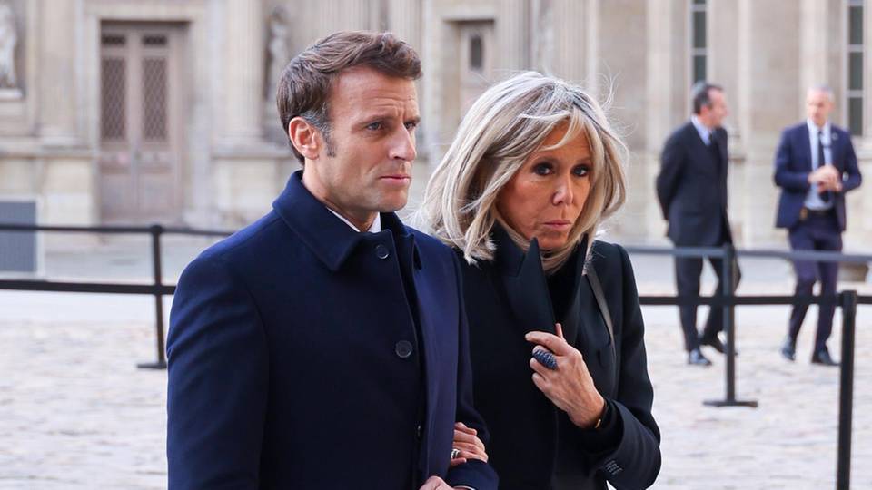 Auf dem Weg zur nationalen Ehrungszeremonie des Künstlers Pierre Soulages im Louvre-Museum im November 2022 präsentiert sich Brigitte Macron neben Emmanuel Macron — natürlich mit hohen Pumps.