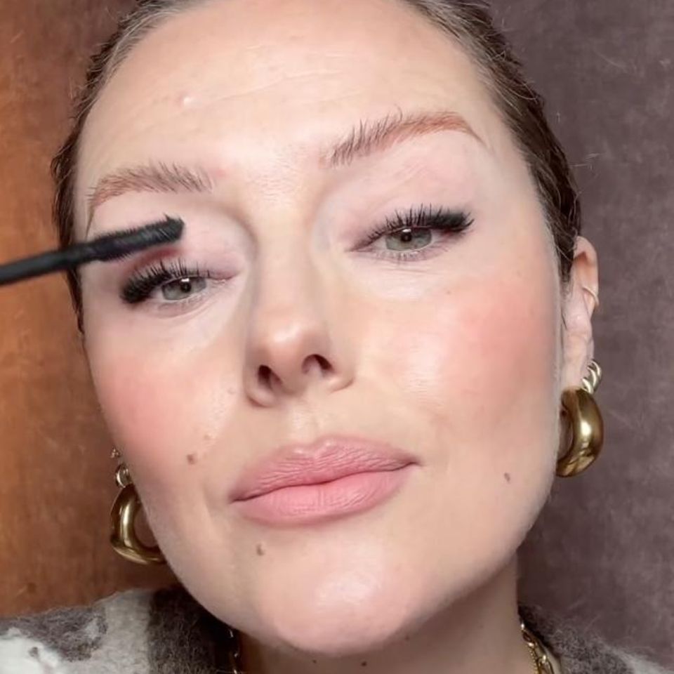 Bei Celebrity Make-up-Artist Katie Jane Hughes verrutscht die Mascara im Sommer sicher nicht. 