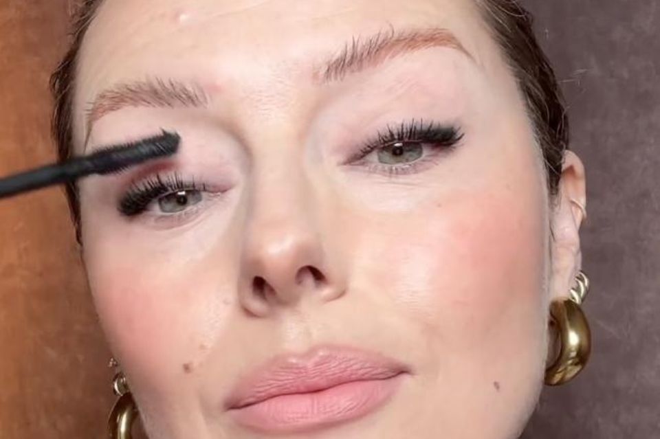 Bei Celebrity Make-up-Artist Katie Jane Hughes verrutscht die Mascara im Sommer sicher nicht. 