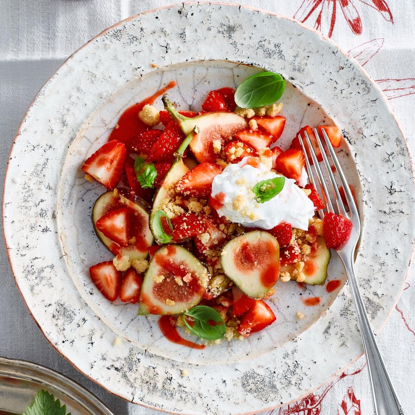 Süßer Erdbeer-Feigen-Salat mit Ziegenfrischkäse