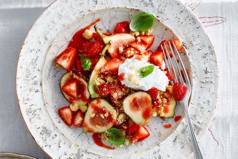 Süßer Erdbeer-Feigen-Salat mit Ziegenfrischkäse