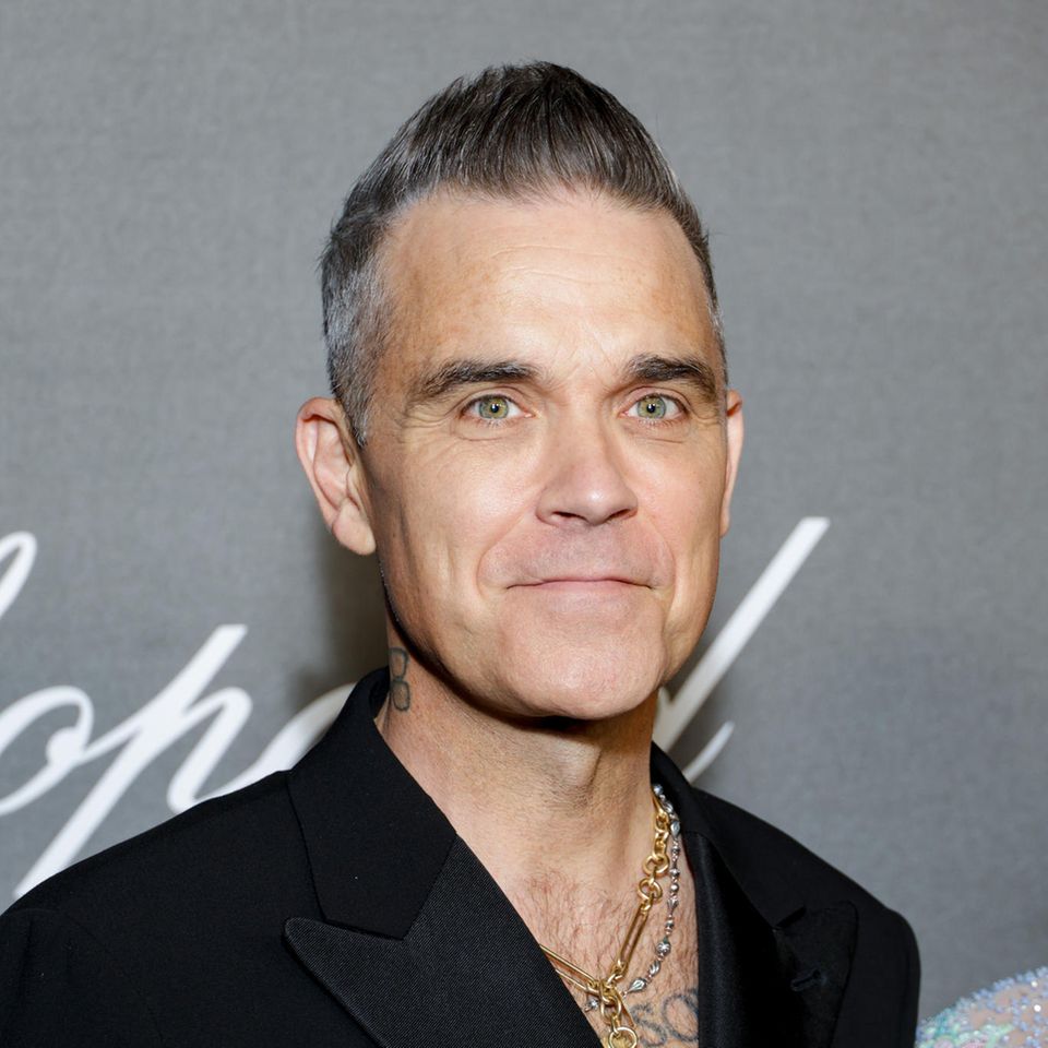 Sein nahezu schwarzes Haar ließ Robbie Williams über die vielen Jahre seiner erfolgreichen Musikkarriere langsam ergrauen. Dennoch blieb sein Deckhaar dunkel gesträhnt – doch jetzt nicht mehr. Von Haartönung & Co. hat er in den letzten Monaten Abstand gewonnen. 