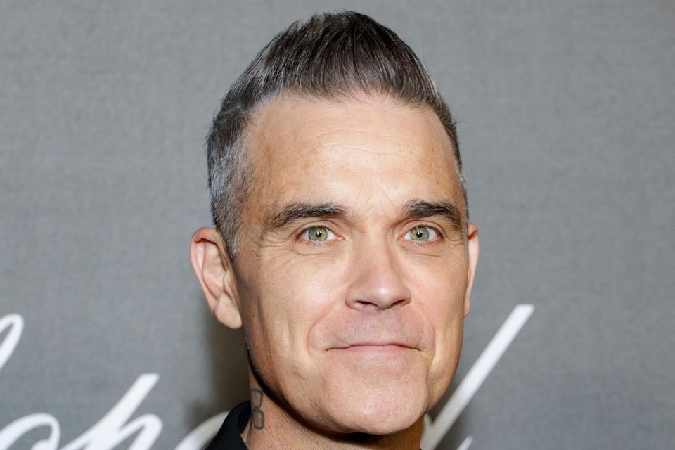 Sein nahezu schwarzes Haar ließ Robbie Williams über die vielen Jahre seiner erfolgreichen Musikkarriere langsam ergrauen. Dennoch blieb sein Deckhaar dunkel gesträhnt – doch jetzt nicht mehr. Von Haartönung & Co. hat er in den letzten Monaten Abstand gewonnen. 