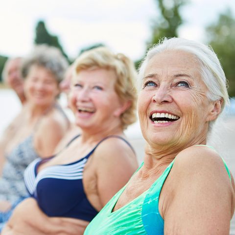 Longevity: Ältere Menschen planschen im Wasser