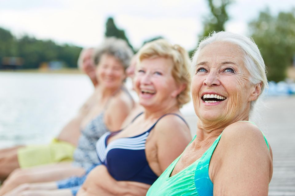Longevity: Ältere Menschen planschen im Wasser