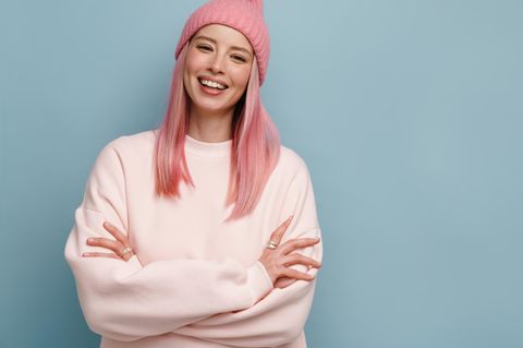 Junge Frau mit rosa Haaren.
