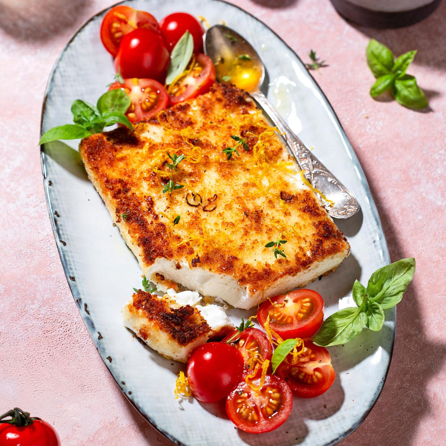 Saganaki – gebackener Feta auf einer Platte