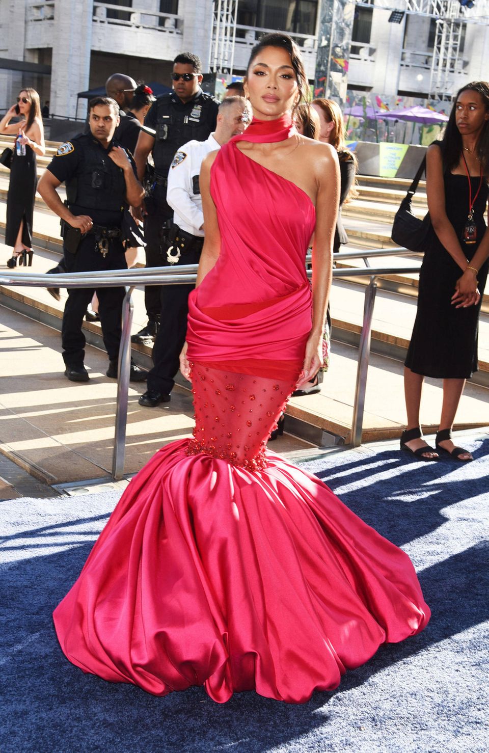 Ein Hauch 50er-Jahre-Glam: Nicole Scherzinger ist in ihrer fuchsiafarbenen, asymmetrischen Robe von Nicolas Jebran ein Hingucker bei den Tony Awards. 
