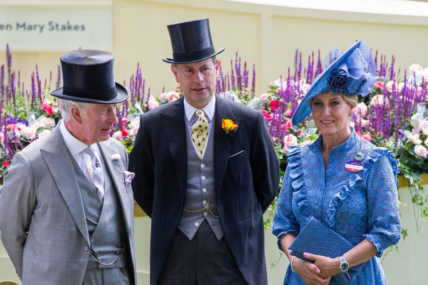 König Charles (l.), Prinz Edward und Herzogin Sophie in ihren Ascot-Outfits.