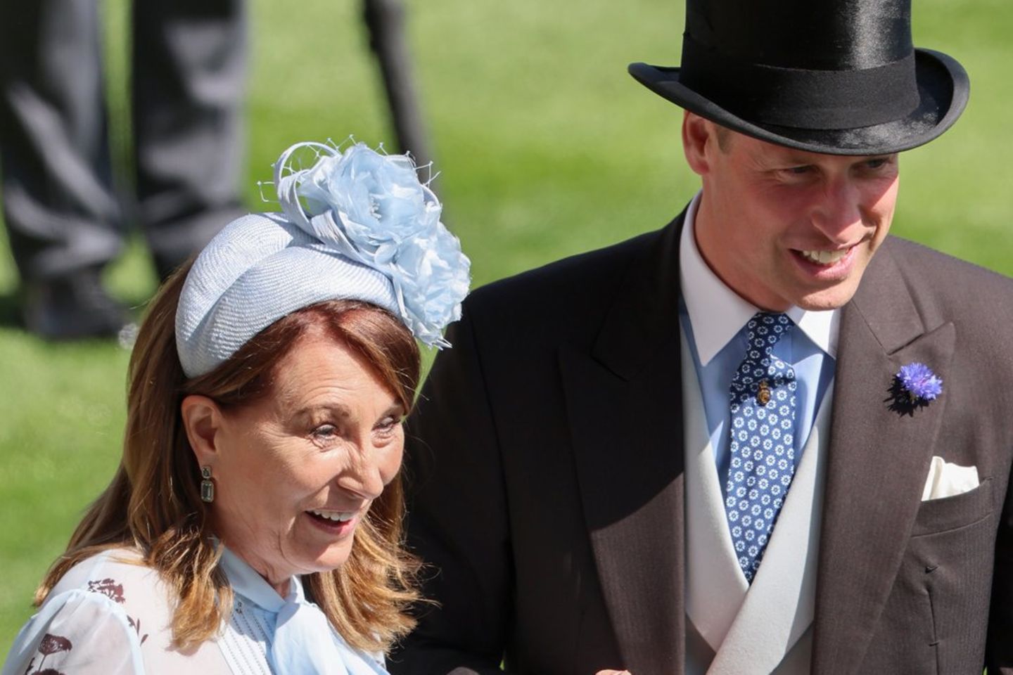 Prinz William Hand in Hand mit Schwiegermutter Carole Middleton.