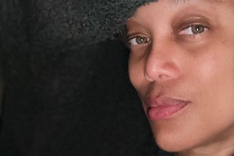 Tyra Banks ist nicht nur für ihre Karriere als internationales Topmodel, sondern auch für ihre authentische, unverstellte Art bekannt. Auf Instagram teilt sie nicht nur die glamourösen Momente mit perfektem Styling und Make-up. Regelmäßig zeigt sie sich auch ungeschminkt und von ihrer ganz natürlichen Seite, so wie auf diesem Selfie, das sie teilt und im Netz direkt auf Zustimmung und Begeisterung stößt. 0.8