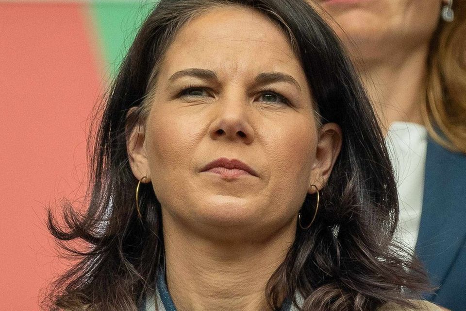 Bundesaußenministerin Annalena Baerbock bei der Vorrundenpartie Slowenien gegen Serbien in der Münchner Allianz Arena.