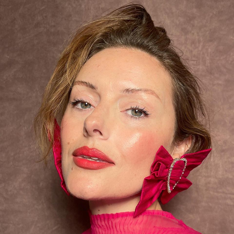 Kein Creasing! Bei der Augenpartie von Make-up-Artistin Katie Jane Hughes setzt sich kein Concealer in den Falten ab. 