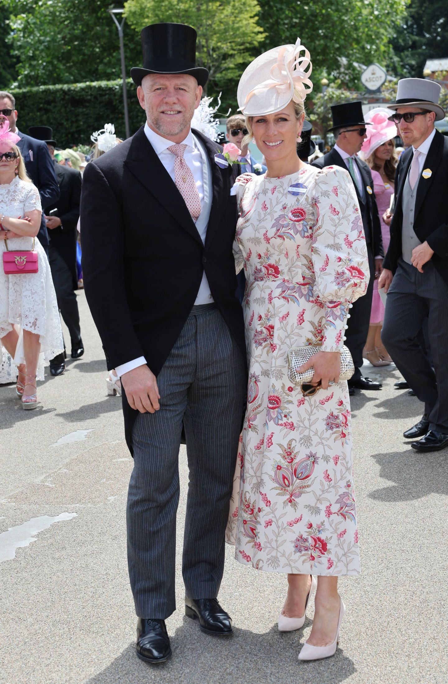 Richtig sommerlich wird's am zweiten Tag: Zara Tindall, hier mit Ehemann Mike, verzaubert in einem cremefarbenen, floralen Retro-Look der Londoner Designerin und Schneiderin Anna Mason.