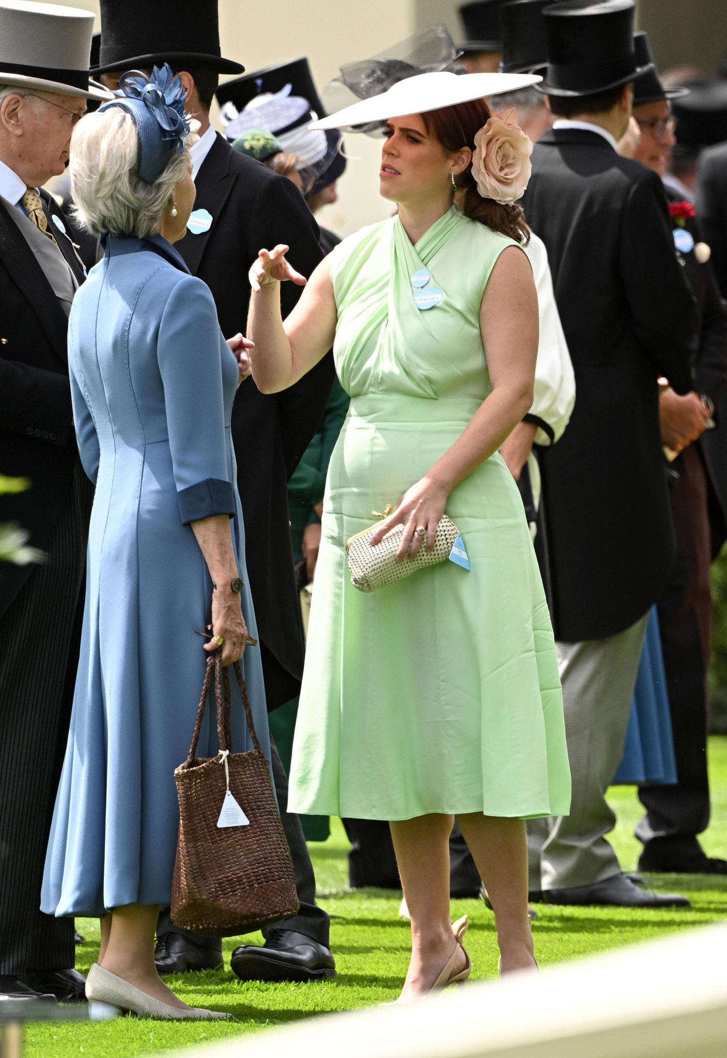 Zartes Mintgrün präsentiert uns Prinzessin Eugenie gleich am ersten Tag von Ascot. Der Seidenlook mit Neckholder-Optik stammt von Diane von Furstenberg.