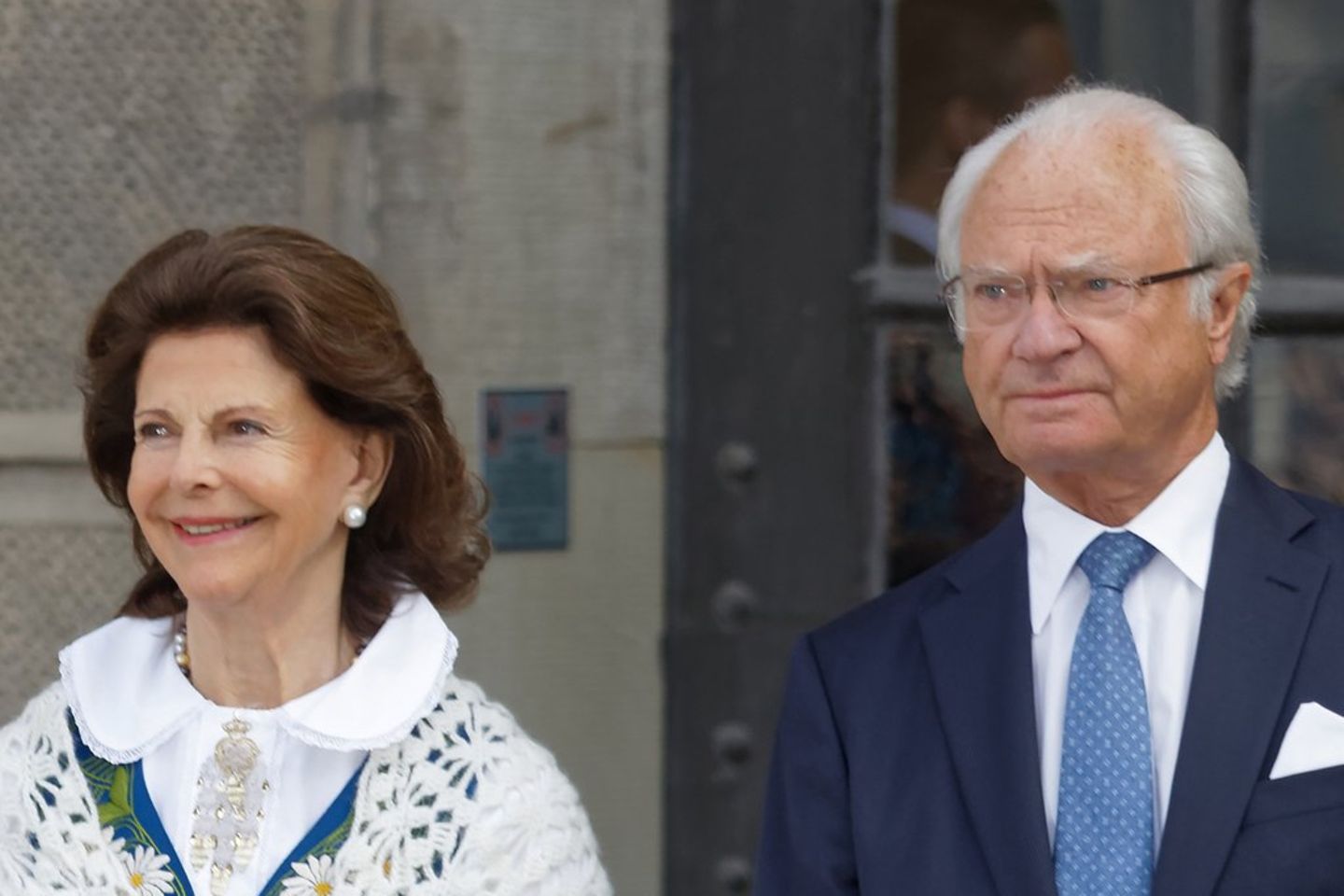 Königin Silvia und König Carl Gustav schicken zum Mittsommerfest 2024 digitale Grüße.