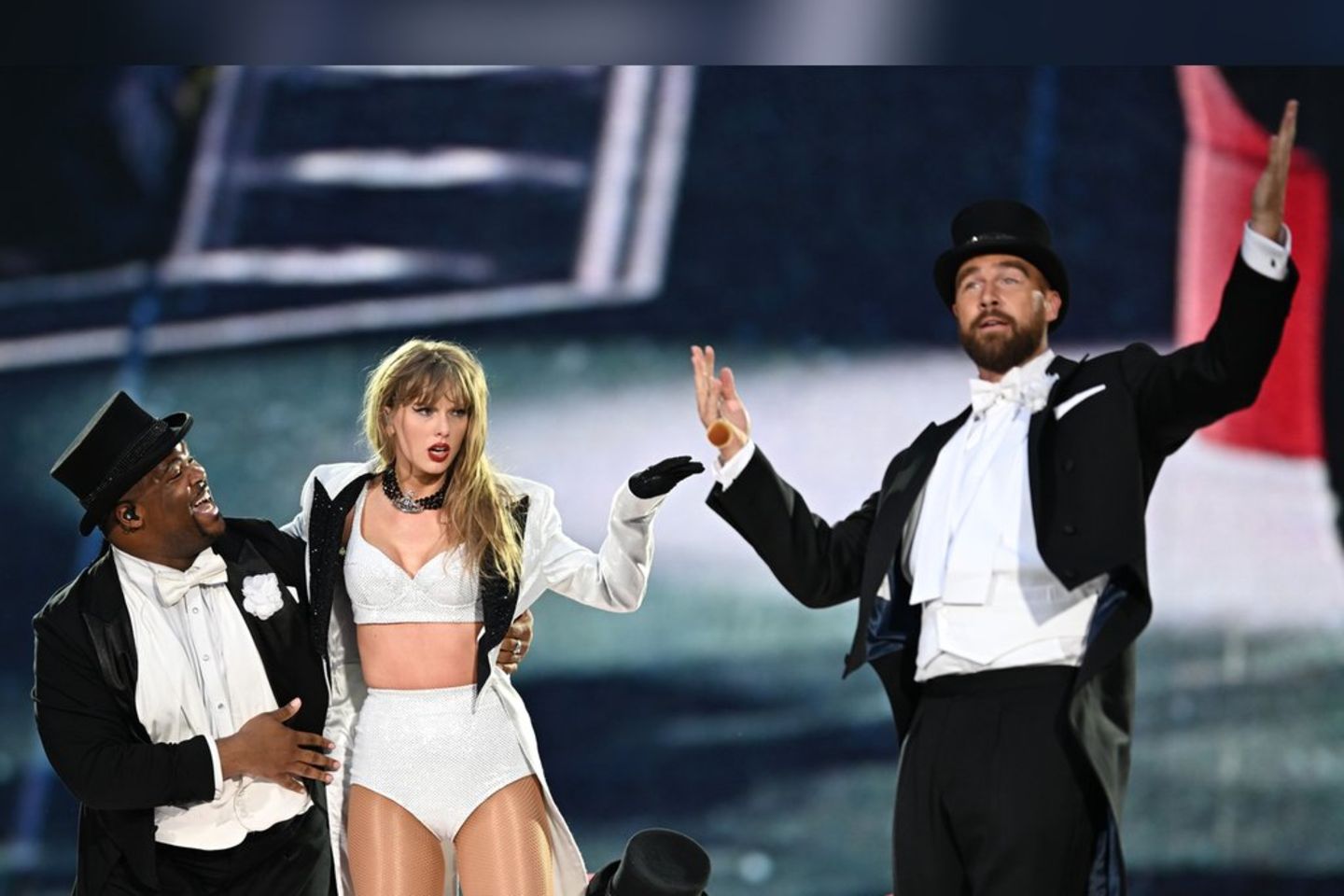Taylor Swift mit ihrem Freund Travis Kelce (r.) auf der Bühne im Londoner Wembley-Stadion.