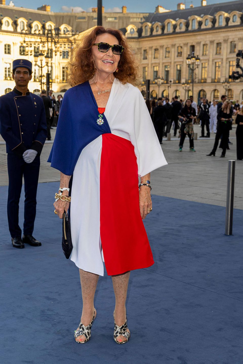 Zeig her, die französische Flagge! In Blau, Weiß und Rot betritt Diane von Fürstenberg den taubenblauen Teppich. Gewagt kombiniert sie den Blockfarben-Style zu ebenso Hingucker-Heels in angesagter Leo-Optik. 