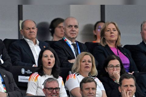 Bundeskanzler Olaf Scholz (o.l.) und Außenministerin Annalena Baerbock (l.) fieberten mit der deutschen Nationalmannschaft mit