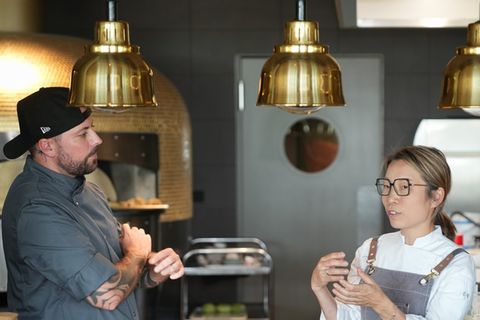 Sterneköchin Sarah Henke und "GZSZ"-Star Felix von Jascheroff beim Kia-Kochevent