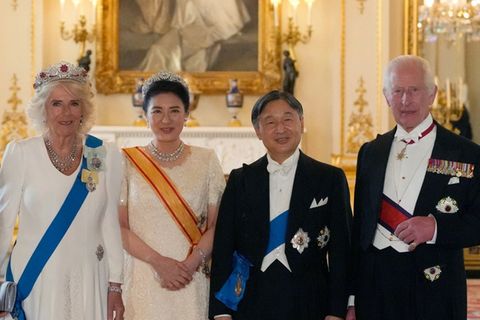 Königin Camilla, Kaiserin Masako, Kaiser Naruhito und König Charles III. beim Staatsbankett im Buckingham Palast.